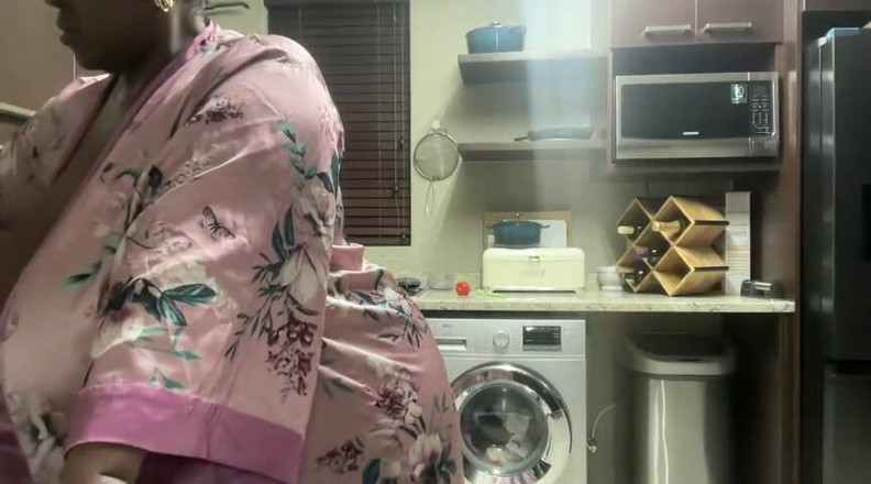Legendary Booty Overdose: 台所でうめき声とストリップティーズをする黒檀熟女