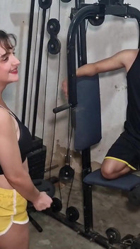 Antrenorul personal fute frații vitrege la sala de sport