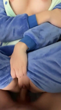 Moje nevlastní sestra mě požádala, abych jí rozepnula pyžamo – co se mohlo pokazit?
