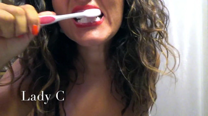 Lady Claudia: Brosse-moi les dents