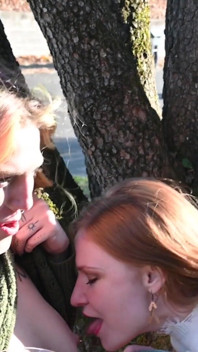 Bebendo chá e lambendo peitos! Ao ar livre extra antes da diversão completa da cena