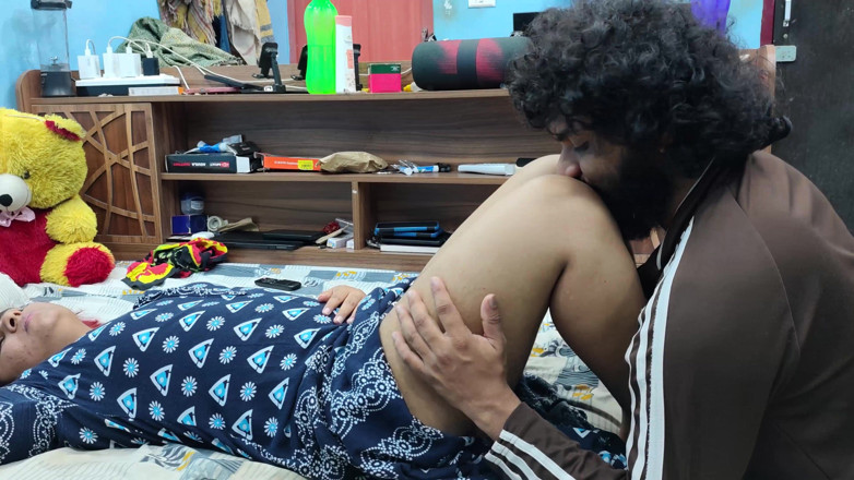 Vaigavarun45: Mallu coppia piedi caldi e bacio alla coscia leccare romanticismo