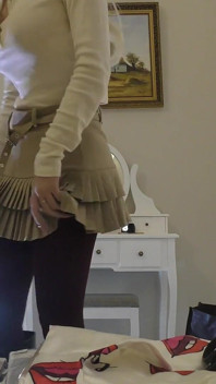 Roztomilá sexy těsná kundička blondýna v červených punčochách a minisukni si vezme kalhotky do flash kundičky a zadku