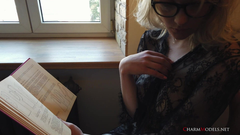 CharmModels: Sexy Țâțoasă Limona în rochie transparentă de dimineață citește o carte