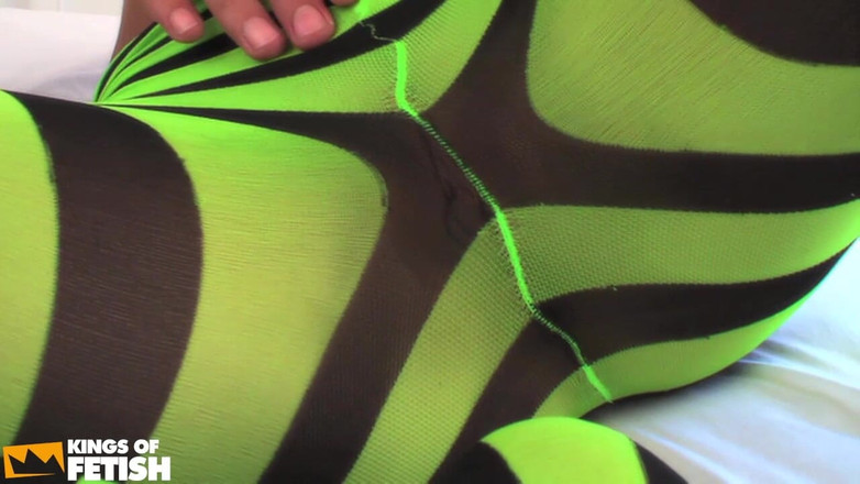 Kings Of Fetish: Горячая телочка в чулках сосет у мужчины и скачет на его кровати