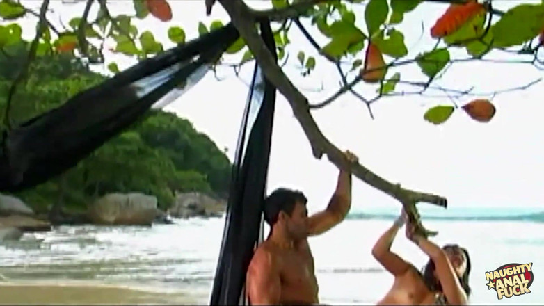 Naughty anal fuck: Hezká brunetka si vytváří romantické místo pro žhavý anální sex na...