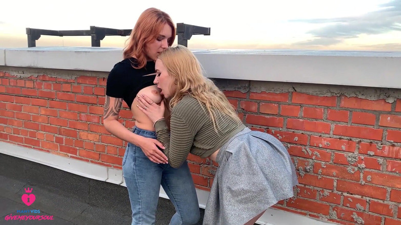 Marshswallow: Seks lesbian awam di atas bumjang