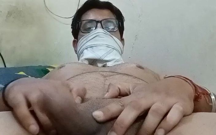 Rockko234: Indický gay manžel ukazuje svého hnědého ptáka na posteli