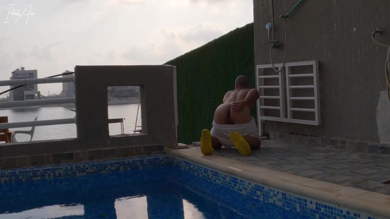 Inkdass: - Exibicionista árabe do Kuwait cruzando nua em público