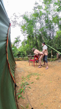 Orang asing berkongkek di tapak perkhemahan awam.