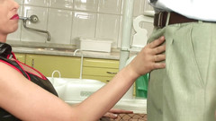 MILF stars: 制服を着たホット熟女ふしだらな女は、彼女の肛門の穴で彼女の患者をファック!