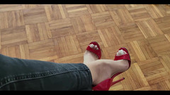 Goddess Lena: Celana jins, kaus kaki nilon, dan sepatu hak tinggi warna...