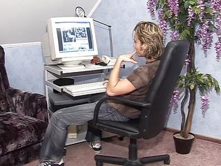 Deutsche Camgirls: 金发德国奶奶乱搞年轻的壮男