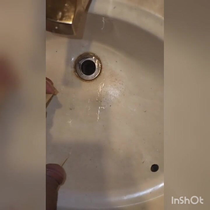 HungBareBackRabbit: Injection de ma pisse fraîche et sexy dans ma chatte étroite.