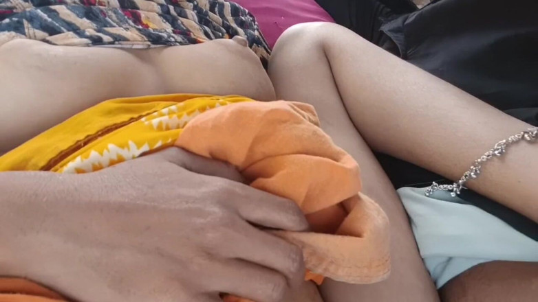 seema: El sexo de Mangal Bhabhi en la jungla