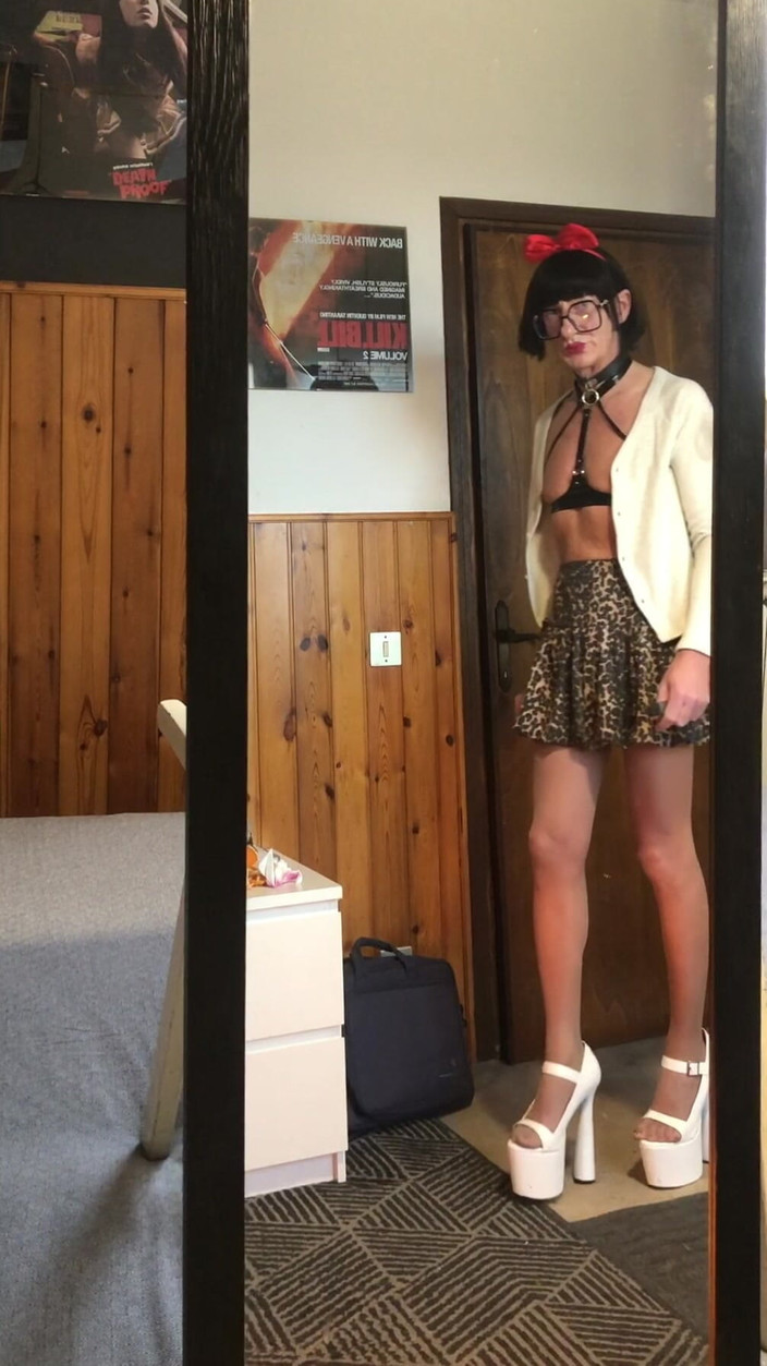 Andreina Naty: 穿着新款高帮白鞋走路