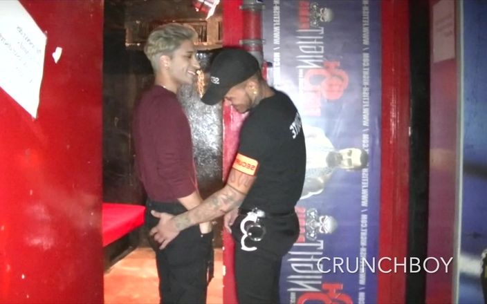Crunch Boy: 2120 von dem latino-Wachmann gefickt