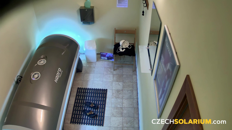 Czech Solarium: Tschechisches Solarium 326: kurvige Frau zeigt sich im Solarium