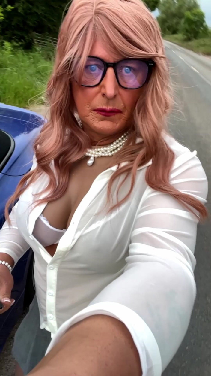 Kellycd2022: Amatir crossdresser kellycd2022 tante seksi keluar untuk berkendara pakai stoking...