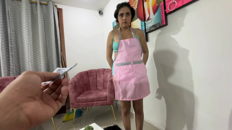 ManuelaAlvarez: 私のセクシーなデカ尻メイドがうまくいっているのを見て、彼女にご褒美をすることにしましたが、その見返りに彼女は私においしいファックをくれました。