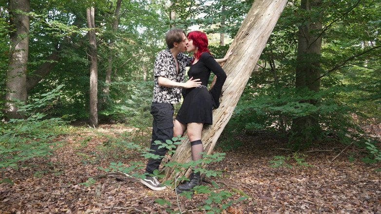 Cedric and Sofi: Baise dans la forêt - une rousse sexy s’enfile une énorme bite...