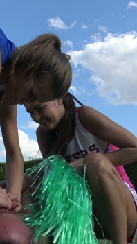 La cheerleader si diverte con i gagging!