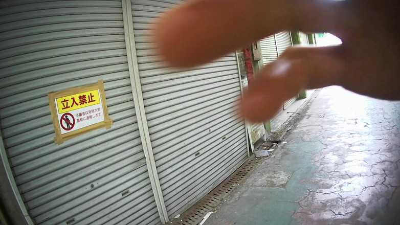 Mayumi Kanzaki: Jepun berjalan dengan pantatnya di luar rumah