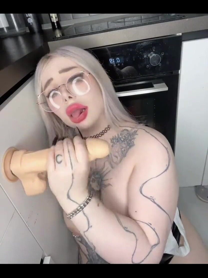 Peachgardens: 私の主婦の妻が、私が仕事中に大きなペニスとセックスしている