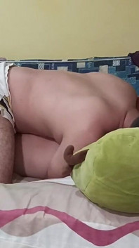 Jak se otřásá, když jí dávám orální sex, který se jí líbí hodně, zatímco ona stříká velmi dobře.