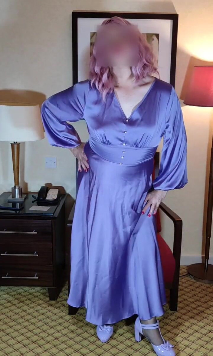 Nottstvslut: Crossdresser seksi pakai gaun satin vintage panjang