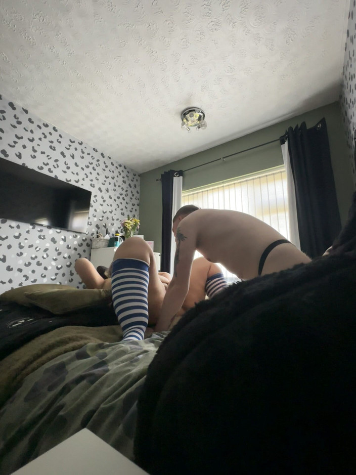 Filthy British Couple: Грязно говорящая толстушка-жена в полосатых носках поедает ее киску