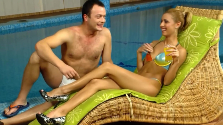 The Window of Sex: Skinies houden van grote pikken scène-3_slim, mooie brunette met kleine...