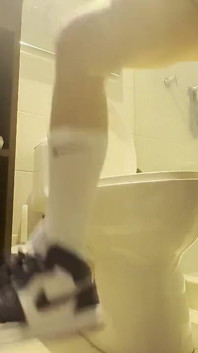 Me masturbo en el baño de mi vecina sin que ella lo note