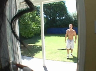 IntAsian: Gospodina este futută de grădinar