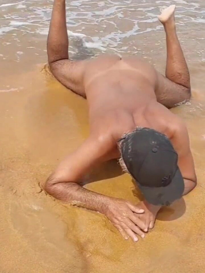 Ladysilvas: ビーチでレディシルバが男性に熱いお尻を抱きたいと求める