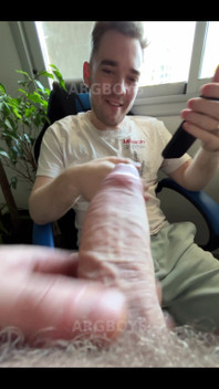 Za każdym razem, gdy pokazuję mu mojego kutasa