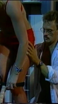 Două curve excitate sunt satiefăcute să facă sex cu un bărbat cu pulă tare