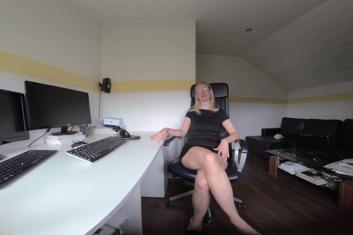 BlondeHexe VR: Cornudas mi oficina