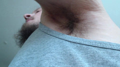 Hunky time: Alpha čichá chlupaté podpaží