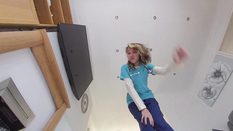 Jimmy Draws: Chloe Toy - op gezicht zittende verpleegster