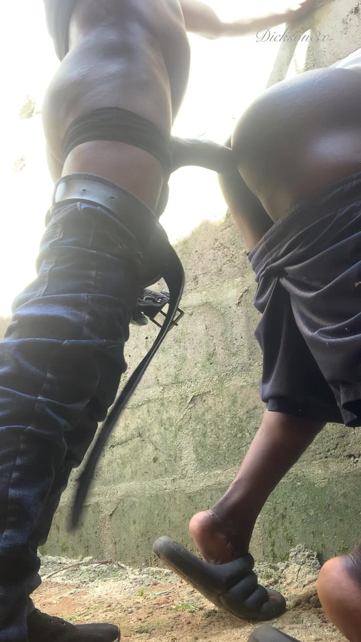 Dickass3x: 在他与鸡巴斗争时，在一座无法完成的建筑中粉碎那个大屁股