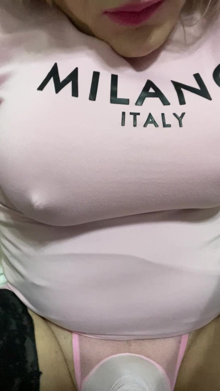 MadisonCD2025: Trans Travestito Sborra a Mani Libere Sul Cazzo E Sulla...