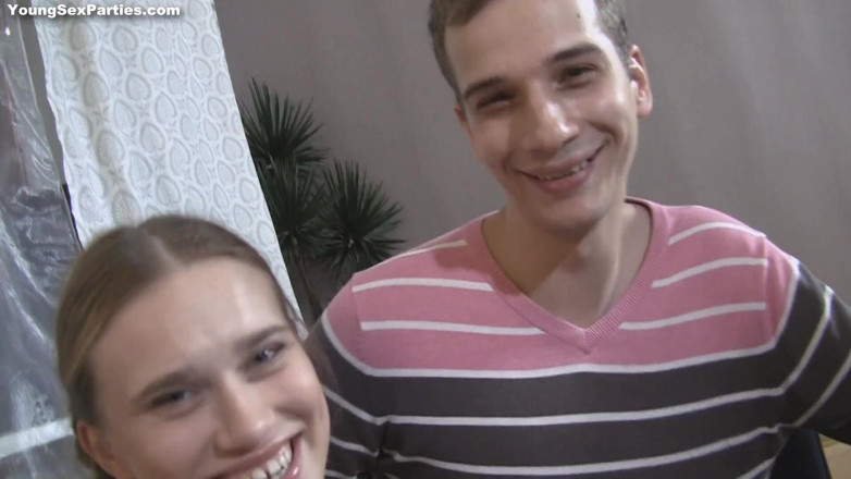 18 Videoz: Blondynka sweetie zostaje podwójnie penetrowana na castingu