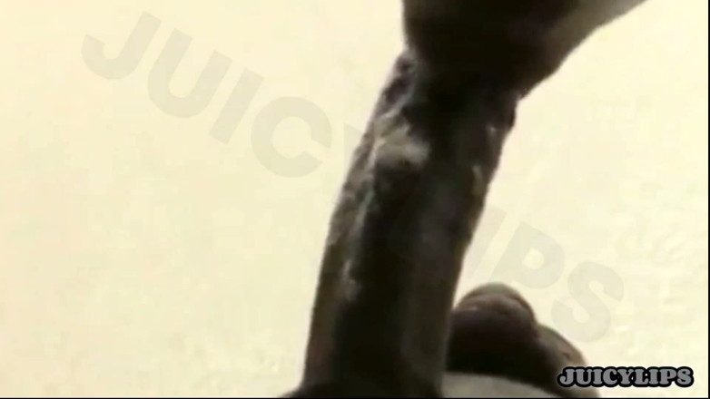 Bigmaj414: Le labbra succose gli succhia il cazzo così bene facendolo...