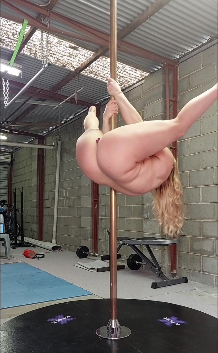 Michellexm: バットプラグ付きのヌードポールダンス