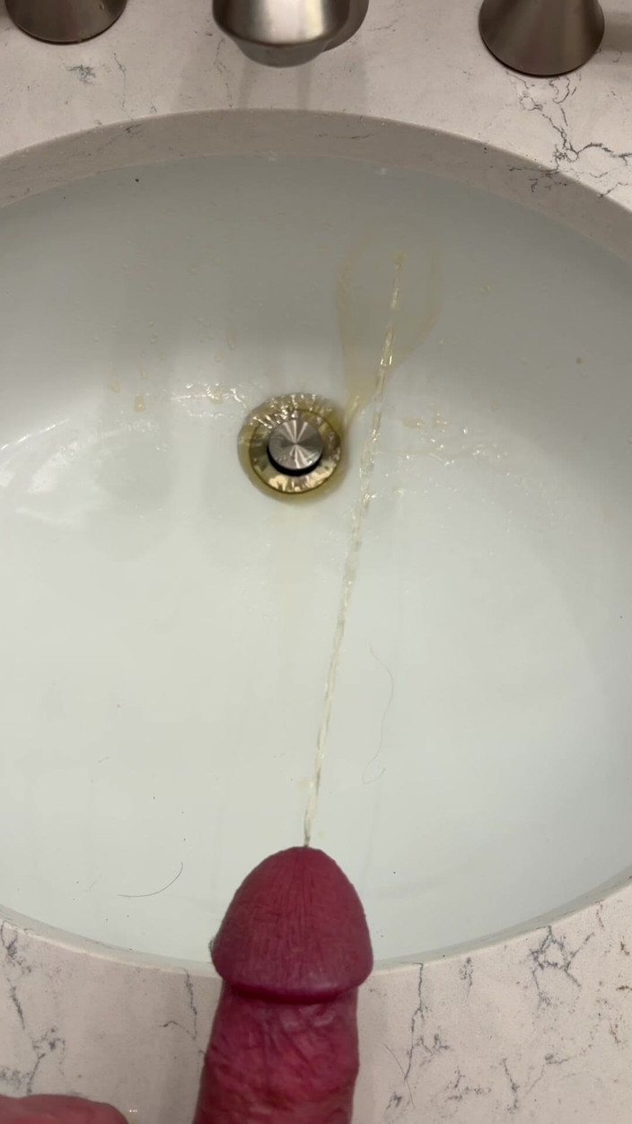 Tatted Daddy: 슬로우 모션으로 오줌을 가라앉히다