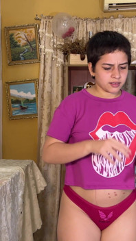 Jasmine este linsă de un monstru 2