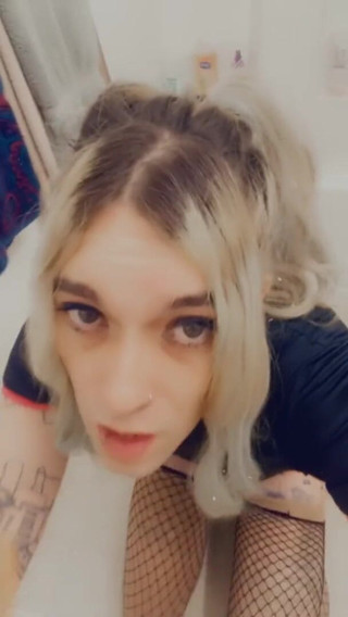 CarmenMelatonin: Smoking hot trans wants to get fucked deep