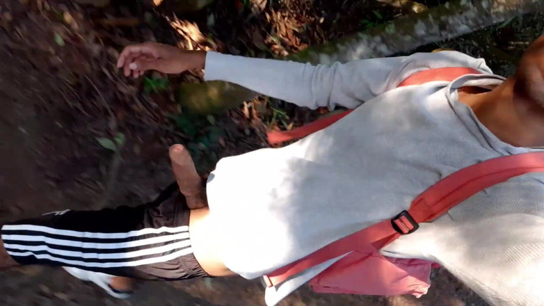 vergar4_daviid: Un jeune exhibitionniste montre sa bite en marchant