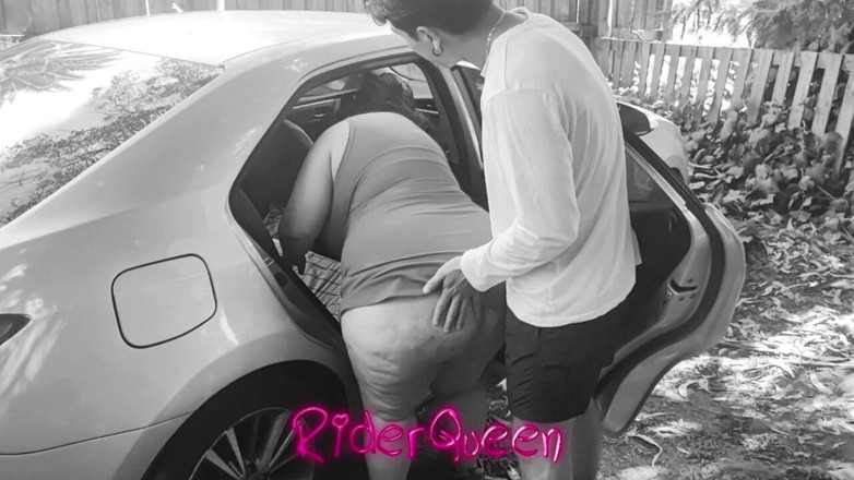 Riderqueen: ぽっちゃり系奥さん、彼女は不貞です...ガレージで彼女をファックした若い隣人のため、ファンのためのスライドショー